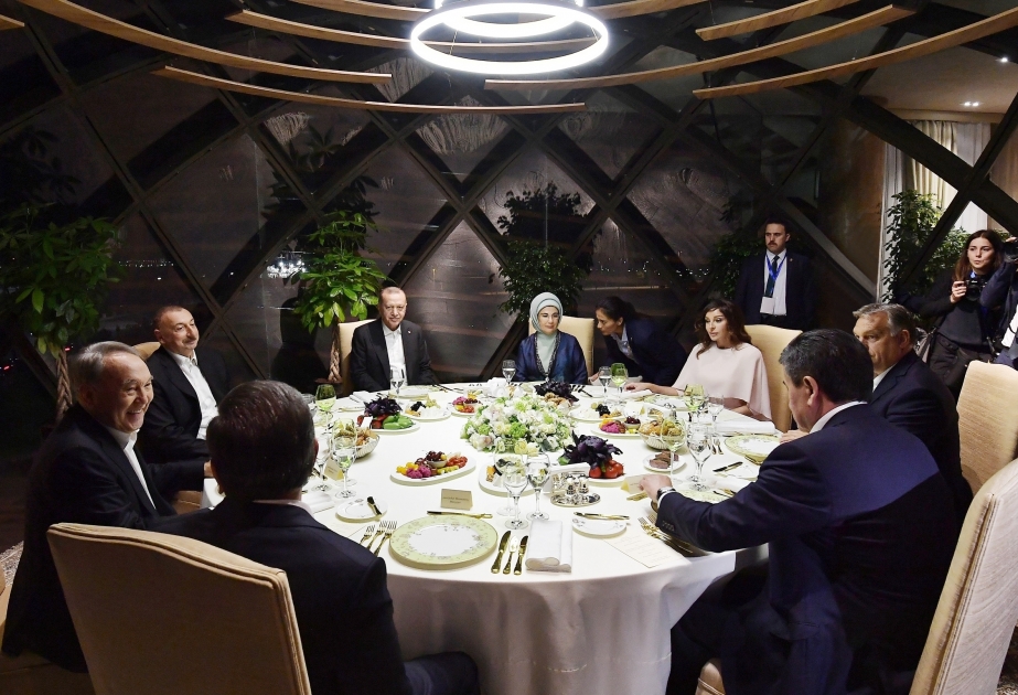 Gemeinsames Abendessen von Präsident Ilham Aliyev mit am VII. Gipfeltreffen des Türkischen Rates teilnehmenden Staats- und Regierungschefs VIDEO