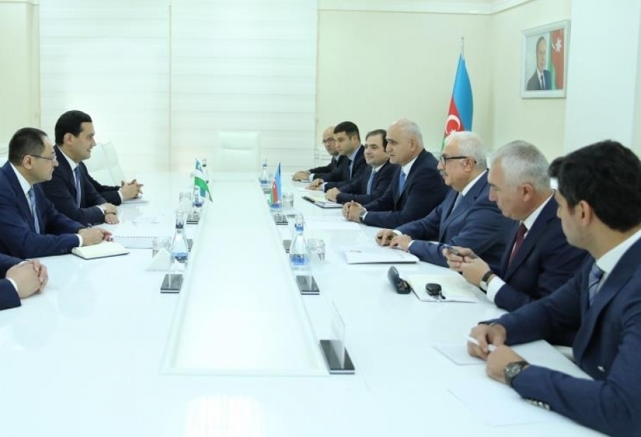 Ministros de Azerbaiyán y Uzbekistán discuten la cooperación