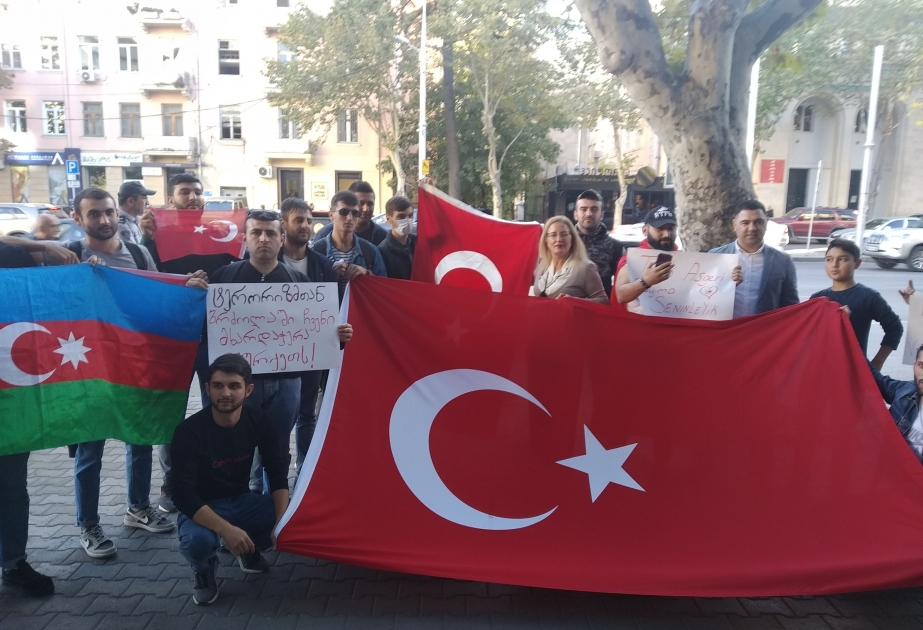 Gürcüstanda yaşayan bir qrup azərbaycanlı gənc Türkiyəyə dəstək aksiyası keçirib