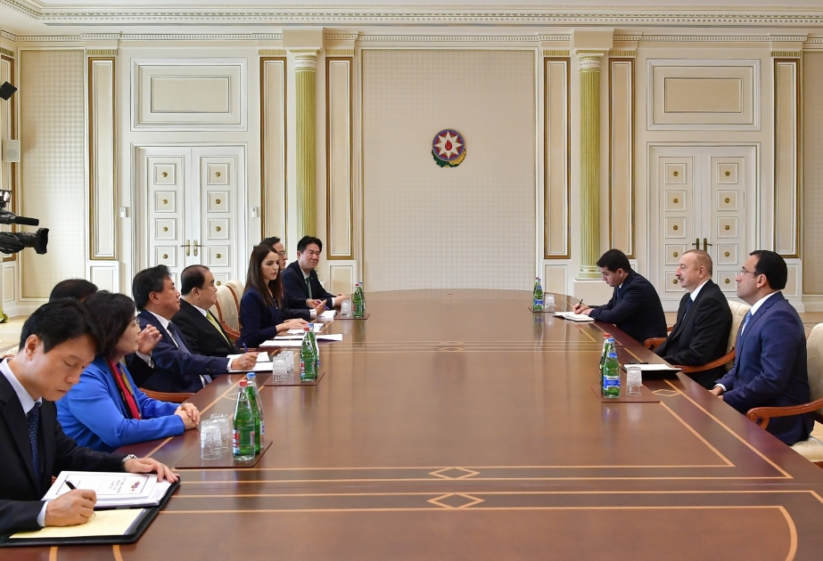Presidente Ilham Aliyev recibe a una delegación encabezada por Moon Hee-sang