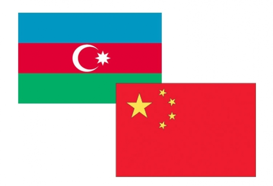 Aserbaidschans Verteidigungsminister besucht China