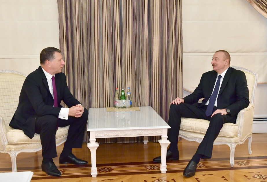 Präsident Ilham Aliyev trifft Lettlands Ex- Präsident Raimonds Vējonis VIDEO