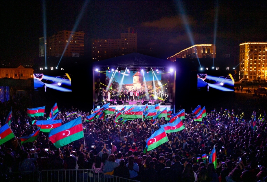 Concert marking Independence Day of Azerbaijan held in park of Heydar Aliyev Center