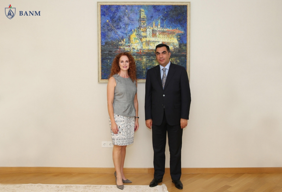 Elmar Gasimov se reúne con la presidenta de la Sociedad de Ingenieros de Petróleo