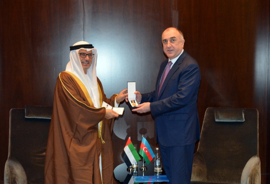 Canciller de los Emiratos Árabes Unidos recibió la Medalla de Aniversario del Servicio Diplomático azerbaiyano