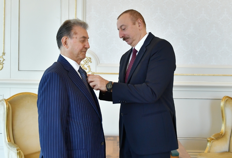 Präsident Ilham Aliyev empfängt Akif Alizade und zeichnet ihn mit Arbeitsorden erster Klasse aus VIDEO