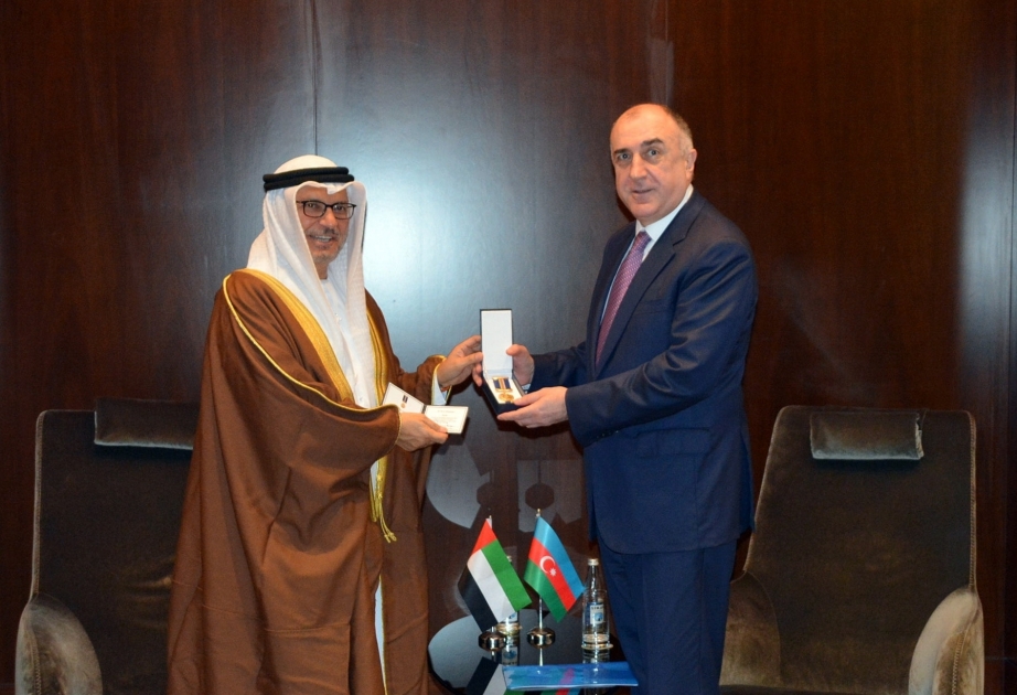 تقديم ميدالية اليوبيل الـ100 للخدمة الدبلوماسية الأذربيجانية الي وزير الدولة الاماراتي أنور قرقاش