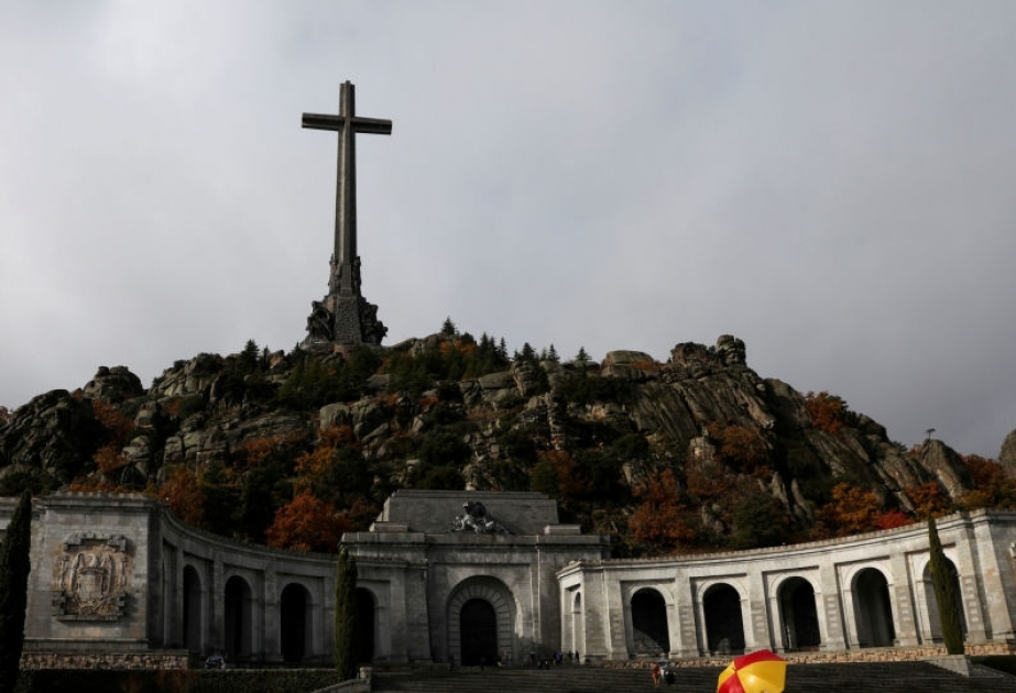 España exhuma los restos del dictador Francisco Franco 44 años después de su muerte