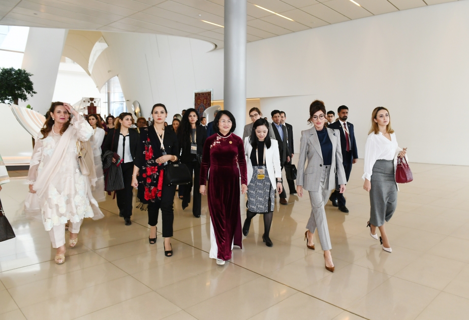 Qoşulmama Hərəkatının XVIII Zirvə Görüşündə iştirak edən dövlət və hökumət başçılarının xanımları Heydər Əliyev Mərkəzində olublar  Azərbaycanın Birinci vitse-prezidenti Mehriban Əliyeva qonaqlarla görüşüb VİDEO