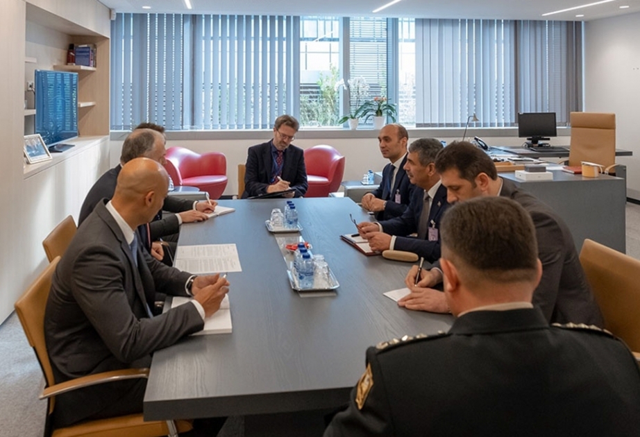 Le colonel-général Zakir Hassanov rencontre le secrétaire général adjoint de l'OTAN