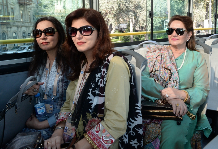 First Lady Pakistans Samina Alvi lernt Baku kennen