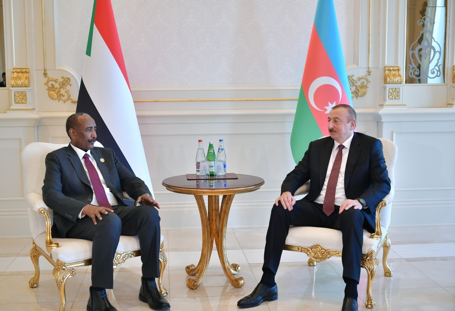 Treffen von Präsident Ilham Aliyev mit dem Vorsitzenden des Souveränen Rates im Sudan VIDEO
