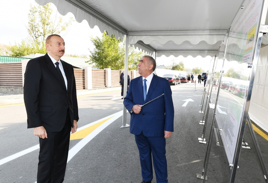 Presidente Ilham Aliyev asiste a la apertura de la autopista en el distrito de Gabalá