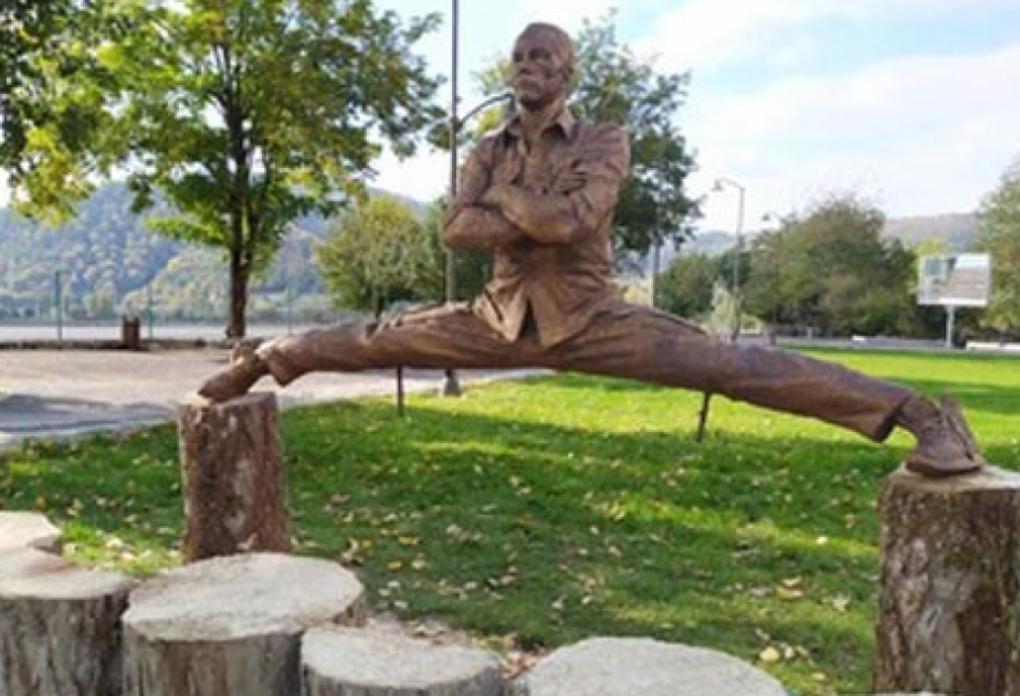 Памятник Ван Дамму появился в азербайджанском селе Вандам