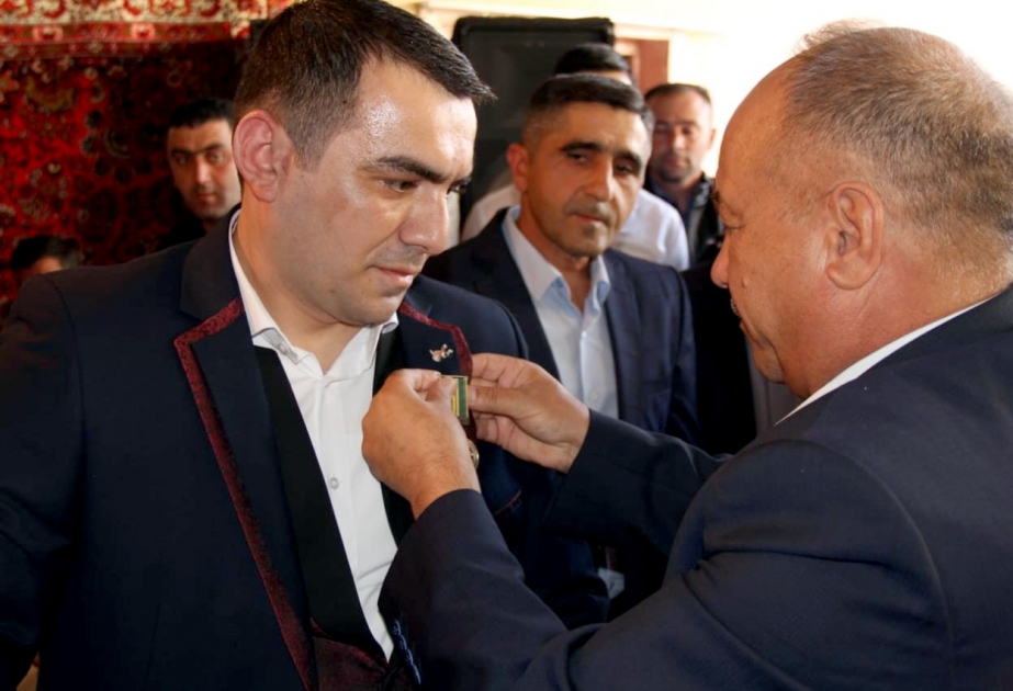 Aprel döyüşlərinin iştirakçısına toy mərasimində “Hərbi xidmətdə fərqlənməyə görə” medalı təqdim edilib