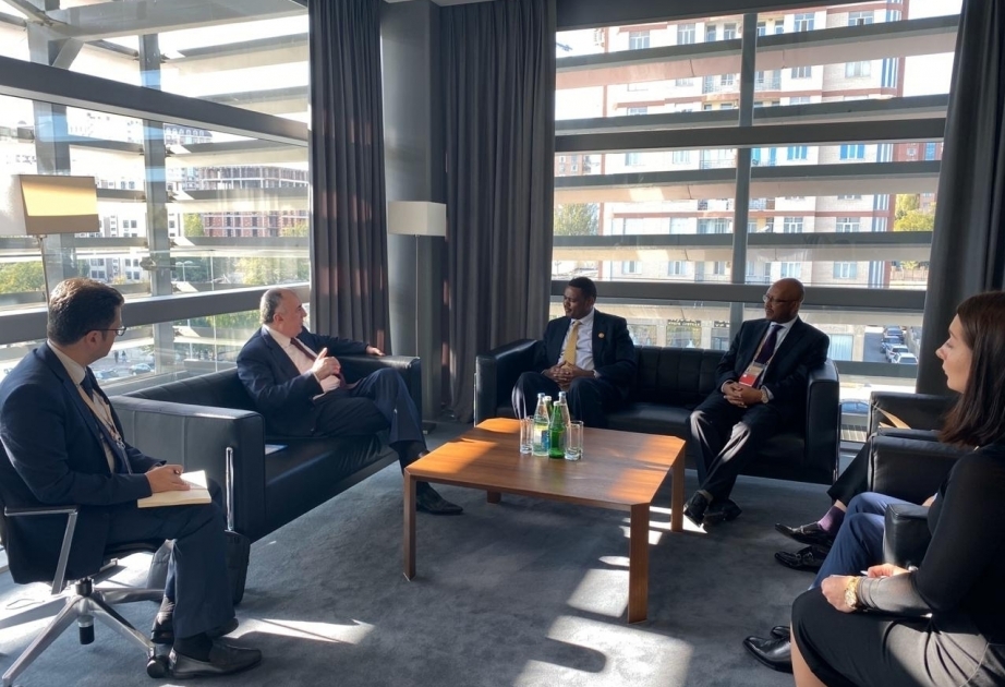 Canciller azerbaiyano sostiene reuniones con sus homólogos de Maldivas y Níger
