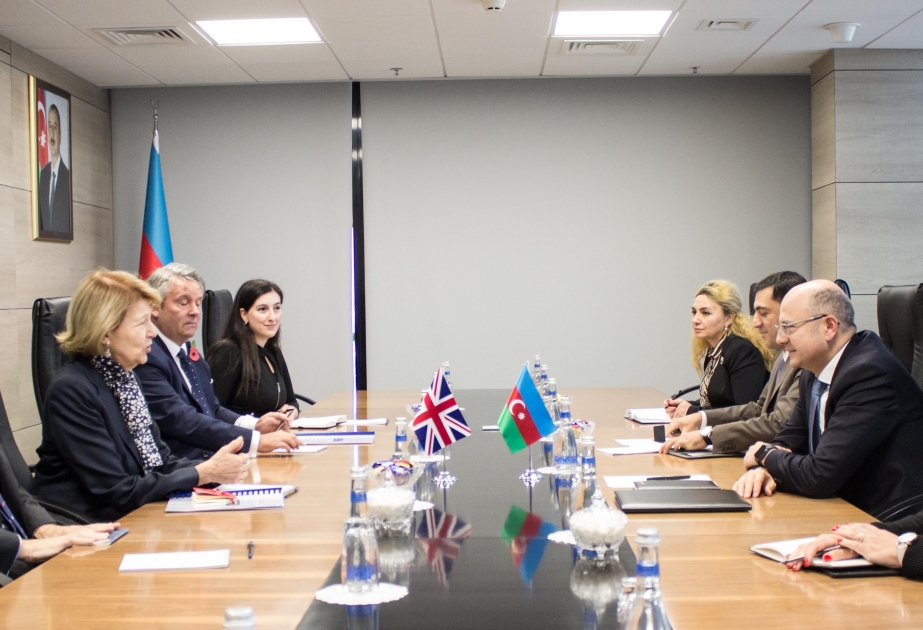 Azerbaiyán y el Reino Unido analizan la cooperación en materia de energía renovable