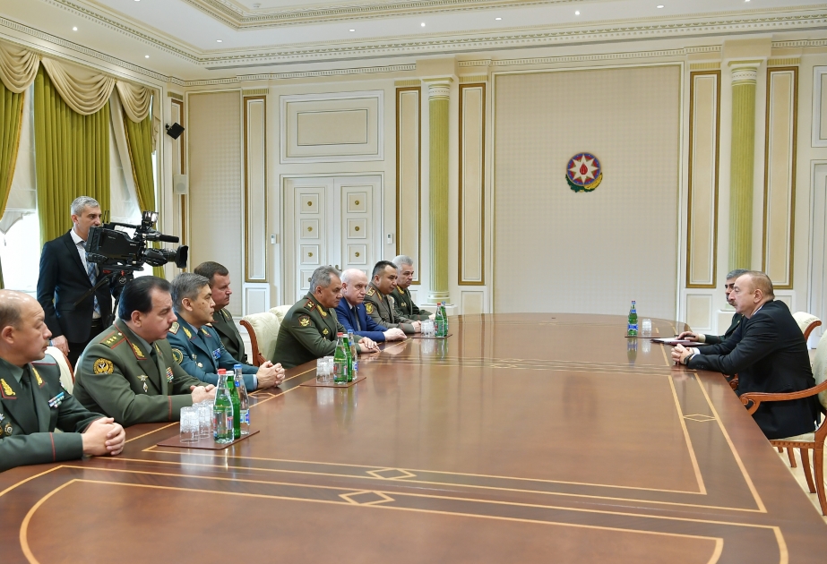 Le président Ilham Aliyev reçoit les participants de la réunion du Conseil des ministres de la défense de la CEI VIDEO