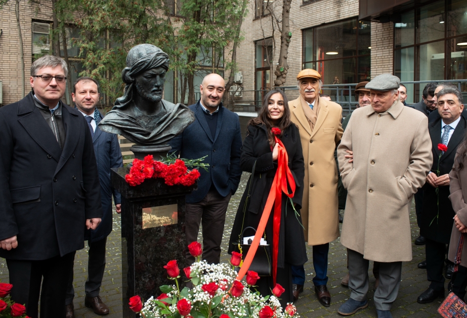 Moskvada dahi Azərbaycan şairi və mütəfəkkiri İmadəddin Nəsiminin heykəlinin açılışı olub
