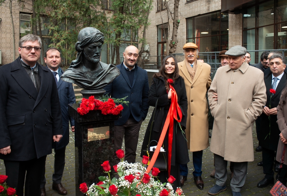 Inauguration d’un buste du grand poète azerbaïdjanais Nassimi à Moscou