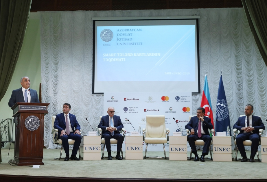 Студентам UNEC вручены студенческие смарт-карты