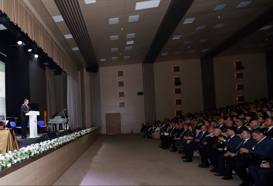 Bakı Ali Neft Məktəbində Nəsiminin 650 illik yubileyinə həsr olunmuş ədəbi-bədii gecə keçirilib