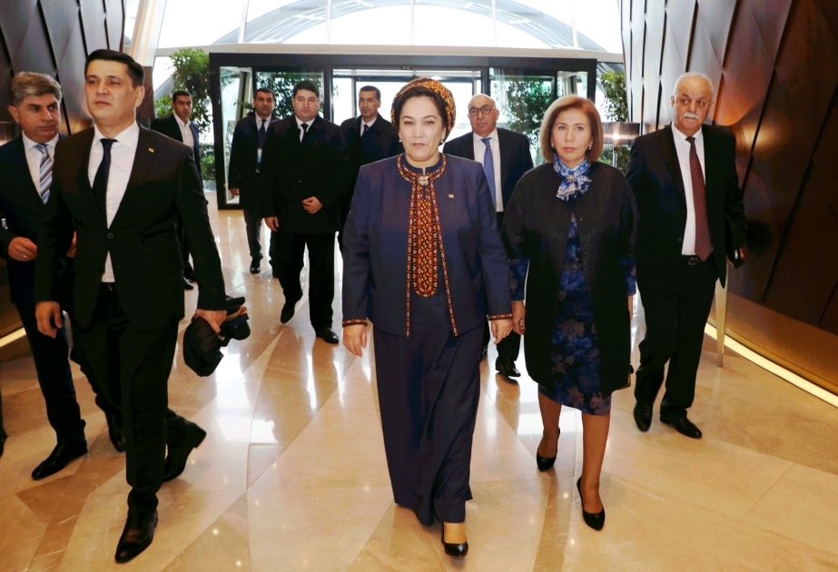 رئيسة البرلمان التركمانية تصل إلى أذربيجان