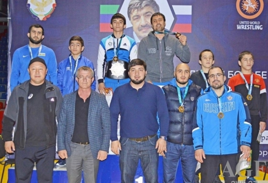Luchadores azerbaiyanos júnior de estilo libre ganan cinco medallas en Daguestán