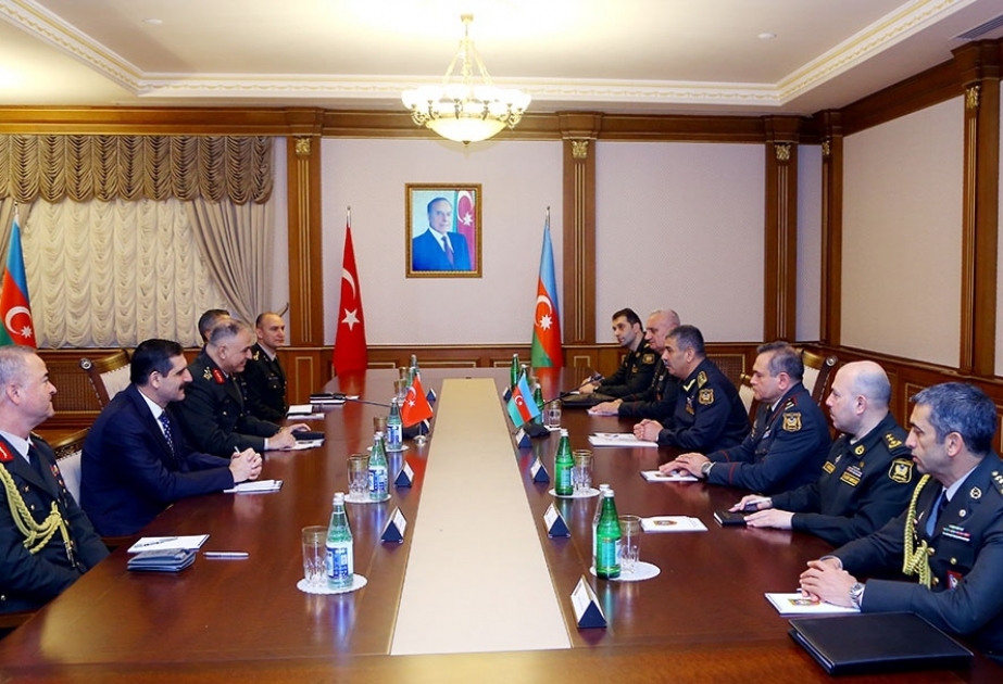 Müdafiə naziri Türkiyənin yüksək səviyyəli hərbi nümayəndə heyəti ilə görüşüb