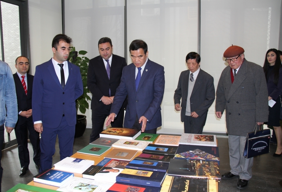庆祝"纳西米年"阿塞拜疆语言与文学展在中国开幕