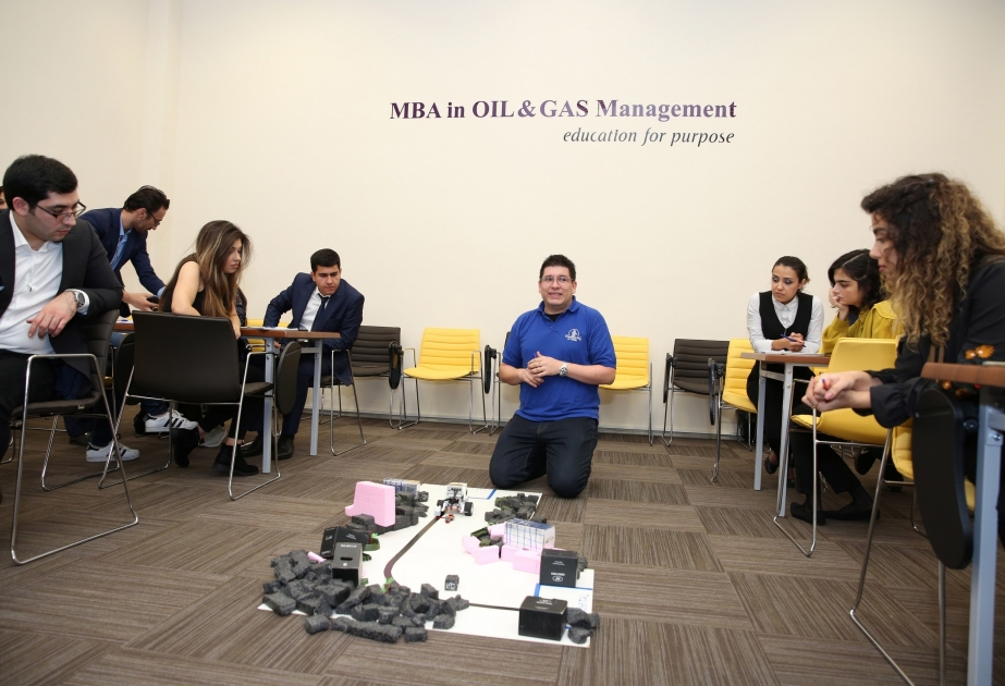 Los robots se utilizan por primera vez en Azerbaiyán en la educación empresarial