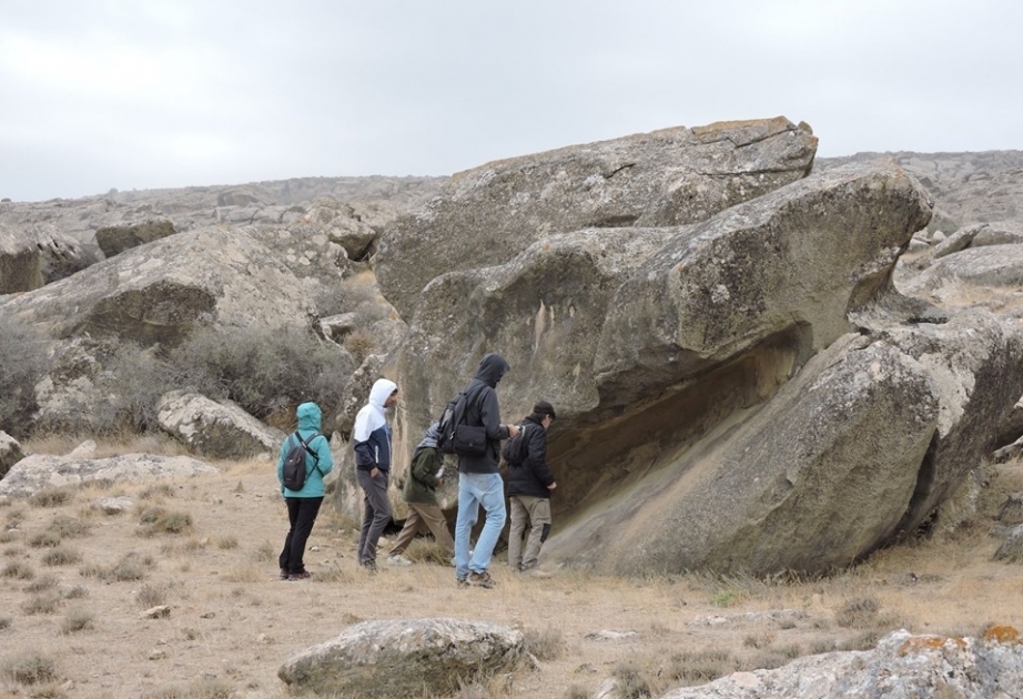 Spanische und italienische Gelehrten forschen Felszeichnungen in Gobustan mit neuen Methoden