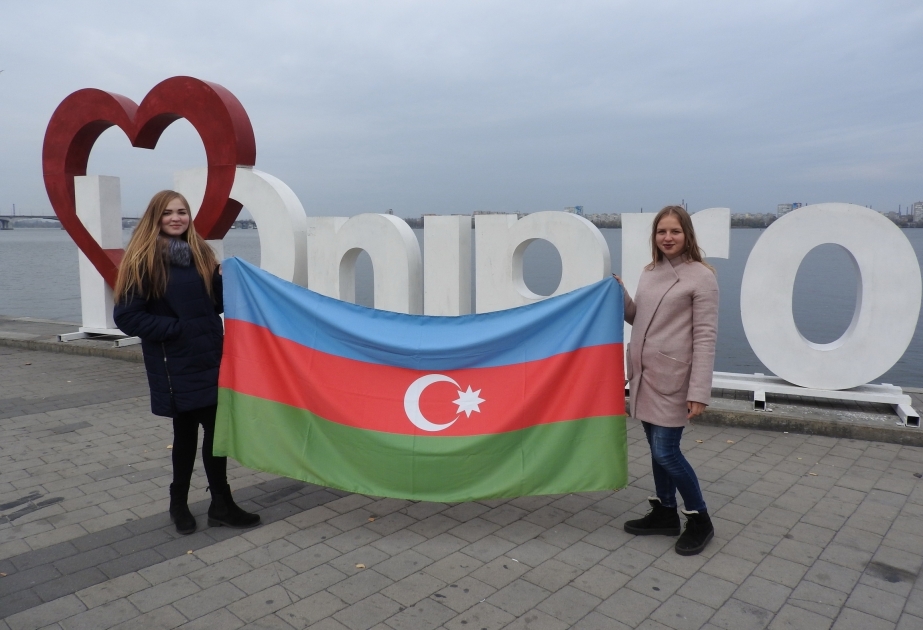 По случаю Дня государственного флага в Днепре прошла акция –  ФОТОРЕПОРТАЖ ВИДЕО