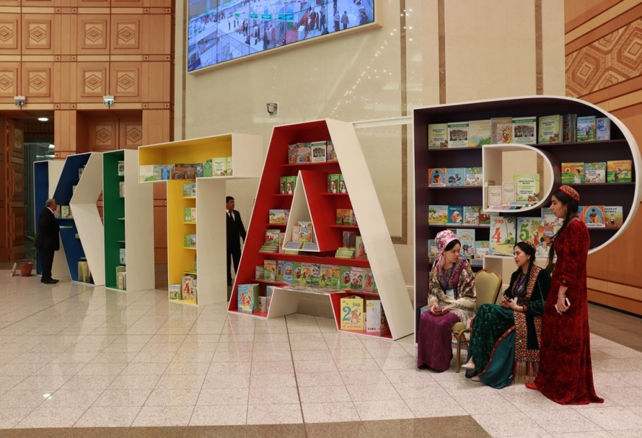 Азербайджан представлен на книжной выставке-ярмарке в Туркменистане