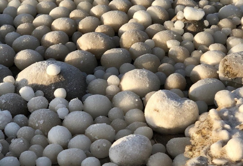 На финском пляже появились «ледяные яйца»