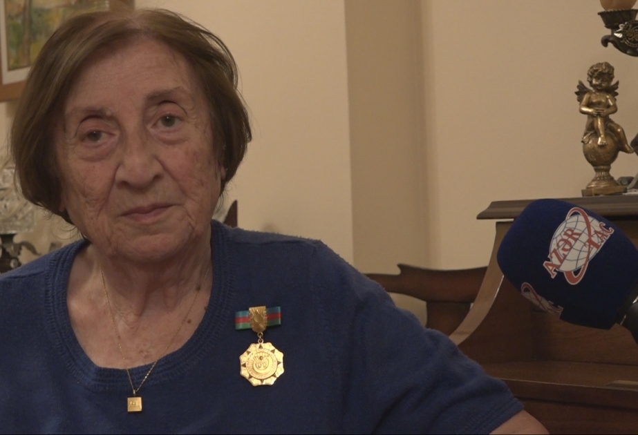 Leyla xan Xoyski: İlk beş üçrəngli Azərbaycan bayrağından biri bizim evimizdə idi