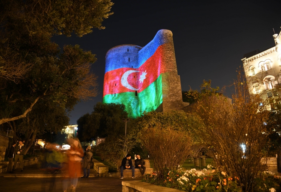 Bakú está completamente coloreado con los colores de la bandera azerbaiyana