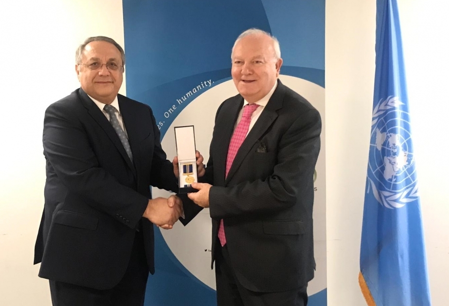 Alto Representante de UNAOC recibe la medalla del centenario del servicio diplomático de Azerbaiyán