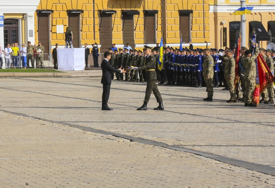 Украинцы больше всего доверяют Президенту и армии