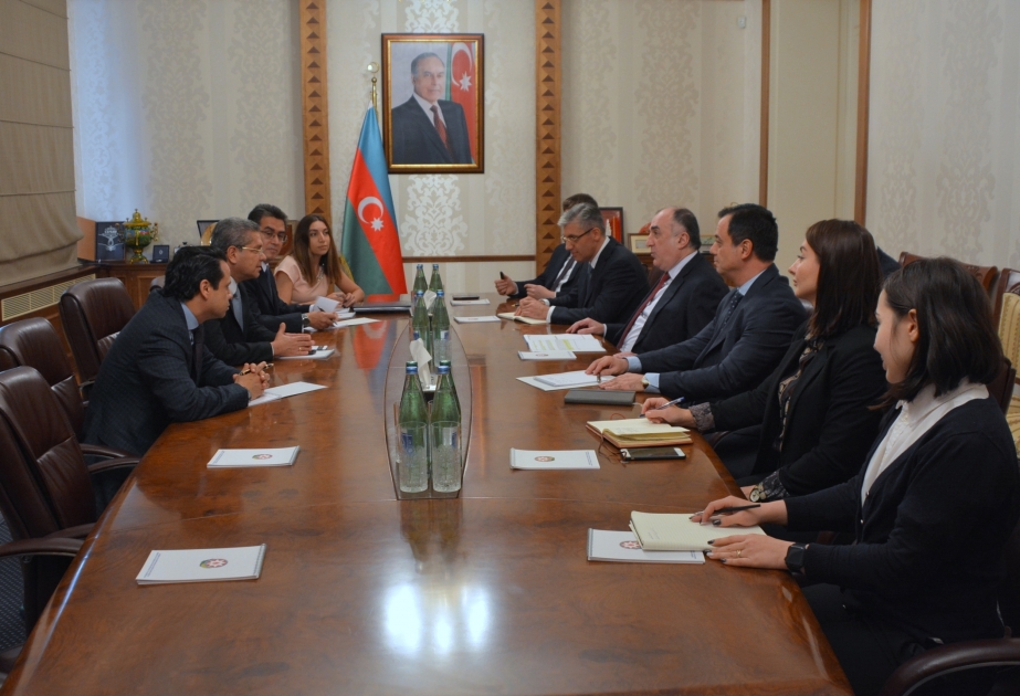 Canciller azerbaiyano se reúne con la delegación colombiana