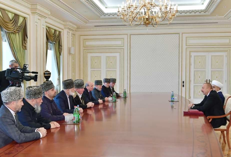 Staatspräsident Ilham Aliyev empfängt eine Gruppe von muslimischen Persönlichkeiten aus Religion VIDEO