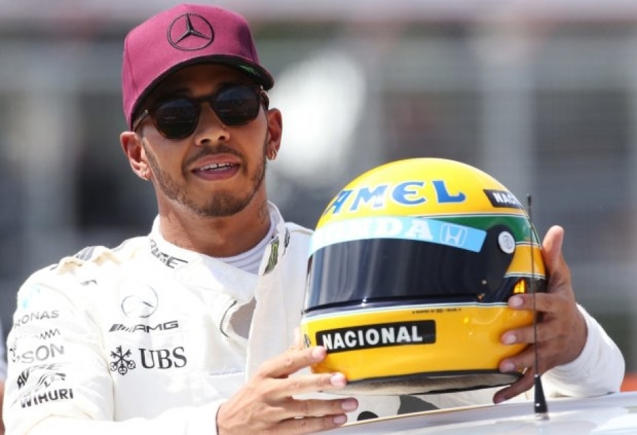 Hamilton bekommt einen original Senna-Helm geschenkt