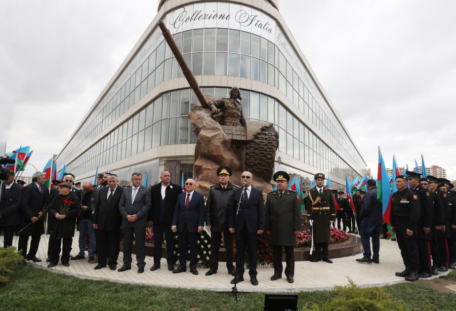Se inauguró el monumento al héroe nacional Albert Agarunov en Bakú