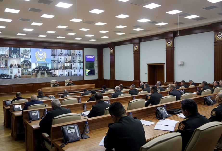 Müdafiə naziri əməliyyat təliminin yekunlarına dair xidməti müşavirə keçirib