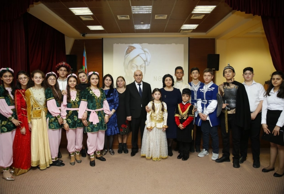 Təhsil Kompleksində ədəbi-bədii kompozisiya: Məndə sığar iki cahan...