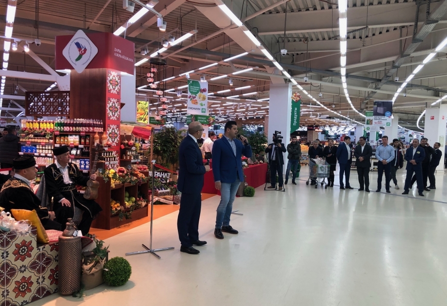 Rincón de los " Donaciones de Azerbaiyán " se inaugura en un hipermercado de Moscú