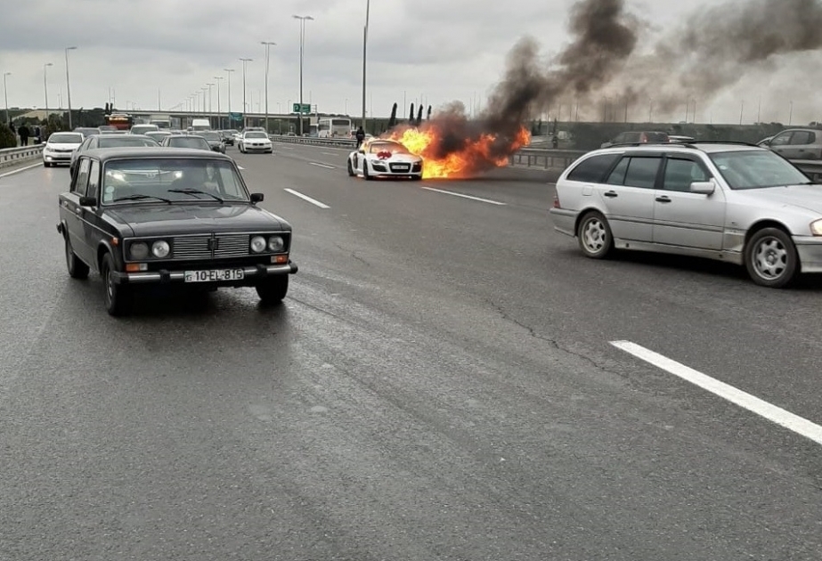 Suraxanı rayonunda “Audi” markalı avtomobil yanıb