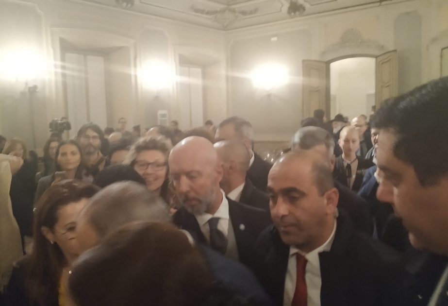 Ermənistan baş nazirinin Milanda səsləndirdiyi cəfəng iddialar azərbaycanlı gənclərin etirazı ilə qarşılanıb VİDEO
