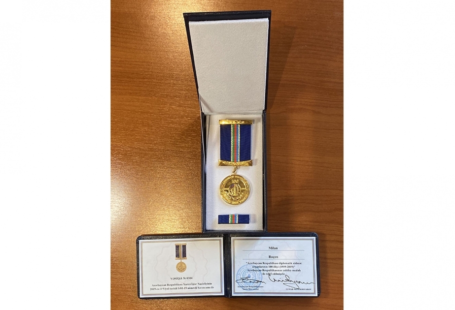 Figura política montenegrina fue galardonada con la medalla “Centenario del Servicio Diplomático de Azerbaiyán”