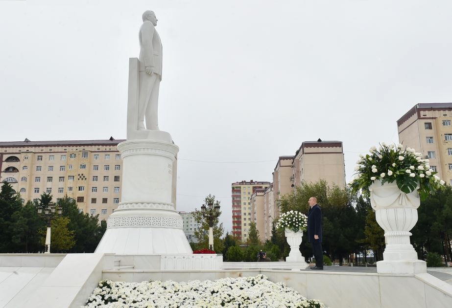 Prezident İlham Əliyev Sumqayıtda Ulu Öndərin abidəsini ziyarət edib VİDEO